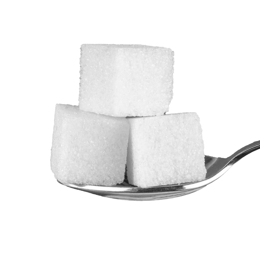 Drei Stückchen Zucker liegen auf einem Löffel.