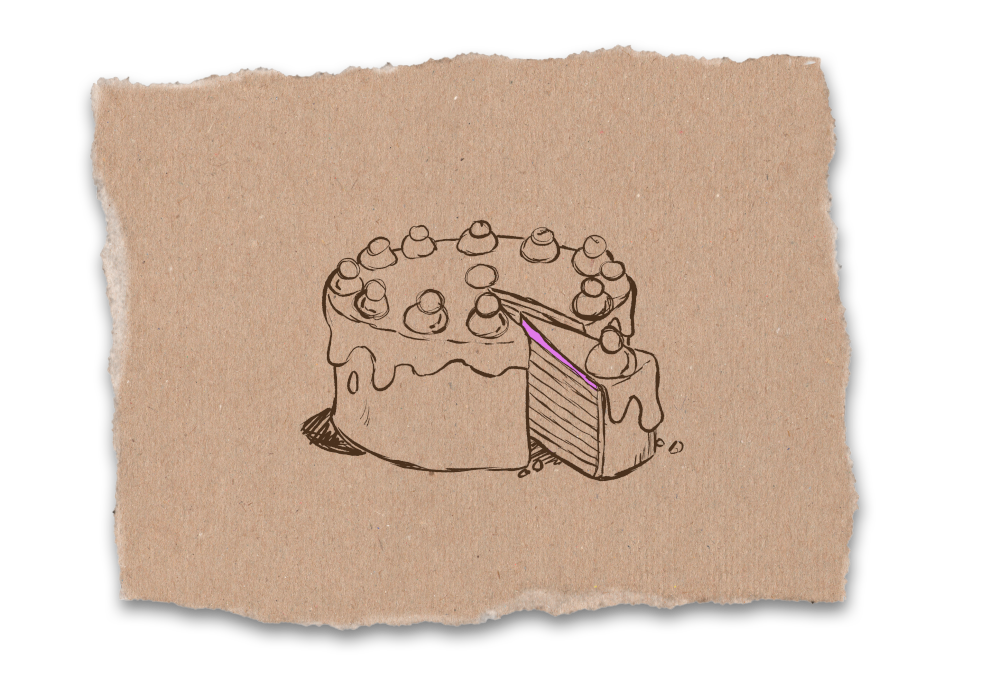 Eine Sahnetorte aus der bereits ein Stück herausgeschnitten wurde.