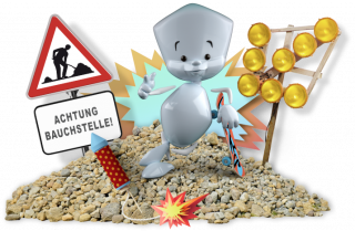 Sam steht auf einem Kiesberg einer Baustelle und lehnt an seinem Skateboard.