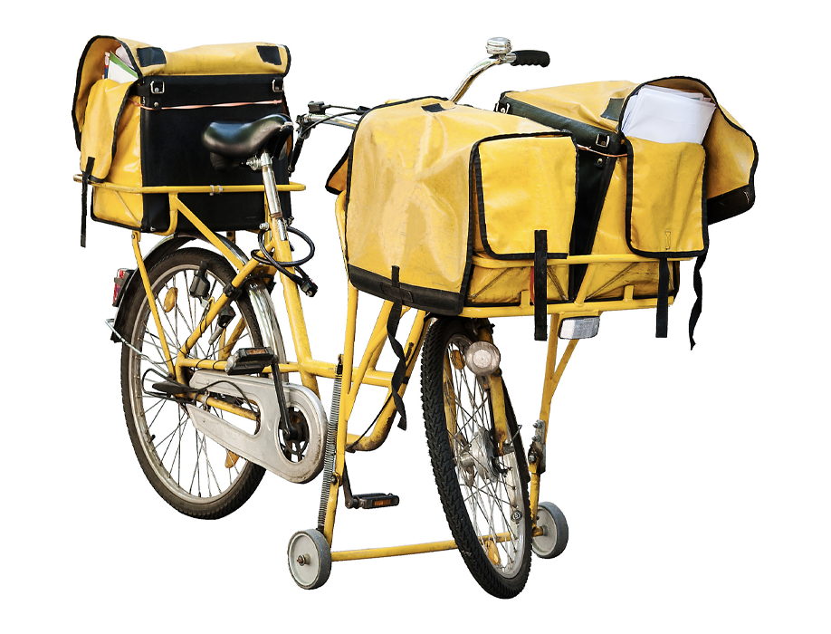 Gelbes Postbotenfahrrad mit Brieftaschen beladen.